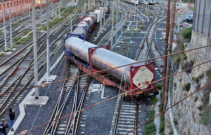 Treno-cisterna deraglia... fortunatamente erano vuote, nessun ferito